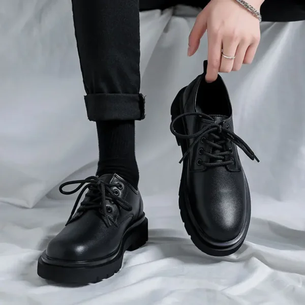 ⁦2025 Autumn Leather Men's Waterproof and Non-slip Thick-soled Black Small Leather New Business Dress Casual Sneakers Shoes⁩ - الصورة ⁦2⁩