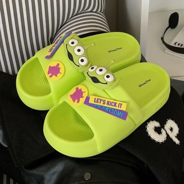 ⁦MINISO Disney Alien Slippers Kawaii Printing Summer Outdoor Sandals Cartoon Wear-Resistant Anti-Slip Women Fashion Home Slippers⁩ - الصورة ⁦5⁩