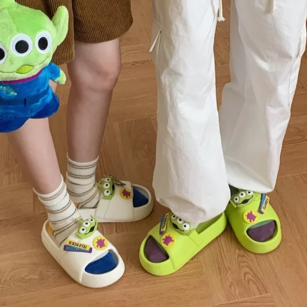 ⁦MINISO Disney Alien Slippers Kawaii Printing Summer Outdoor Sandals Cartoon Wear-Resistant Anti-Slip Women Fashion Home Slippers⁩ - الصورة ⁦2⁩