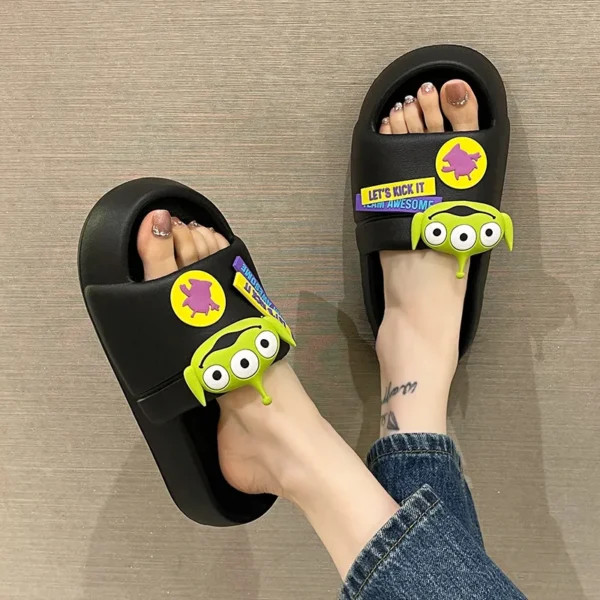 ⁦MINISO Disney Alien Slippers Kawaii Printing Summer Outdoor Sandals Cartoon Wear-Resistant Anti-Slip Women Fashion Home Slippers⁩ - الصورة ⁦3⁩